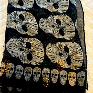 Skull scarf with stones
